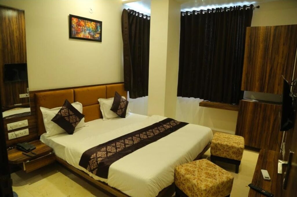 Budget Stay In Udaipur For Solo Traveller